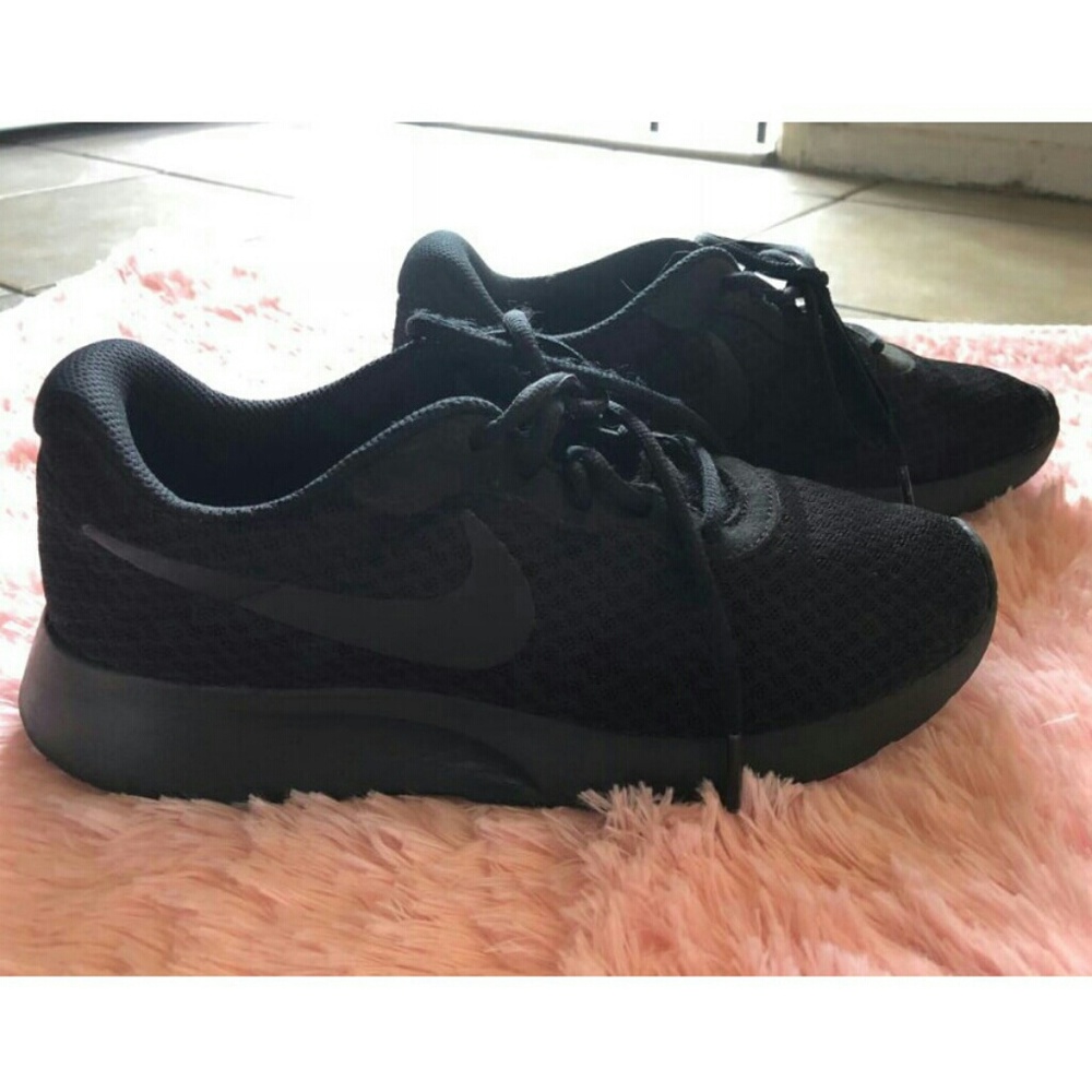 WMNS NIKE TANJUN